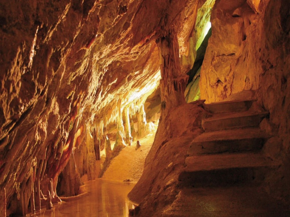 Can Marca Caves (Cueva de Can Marcà)