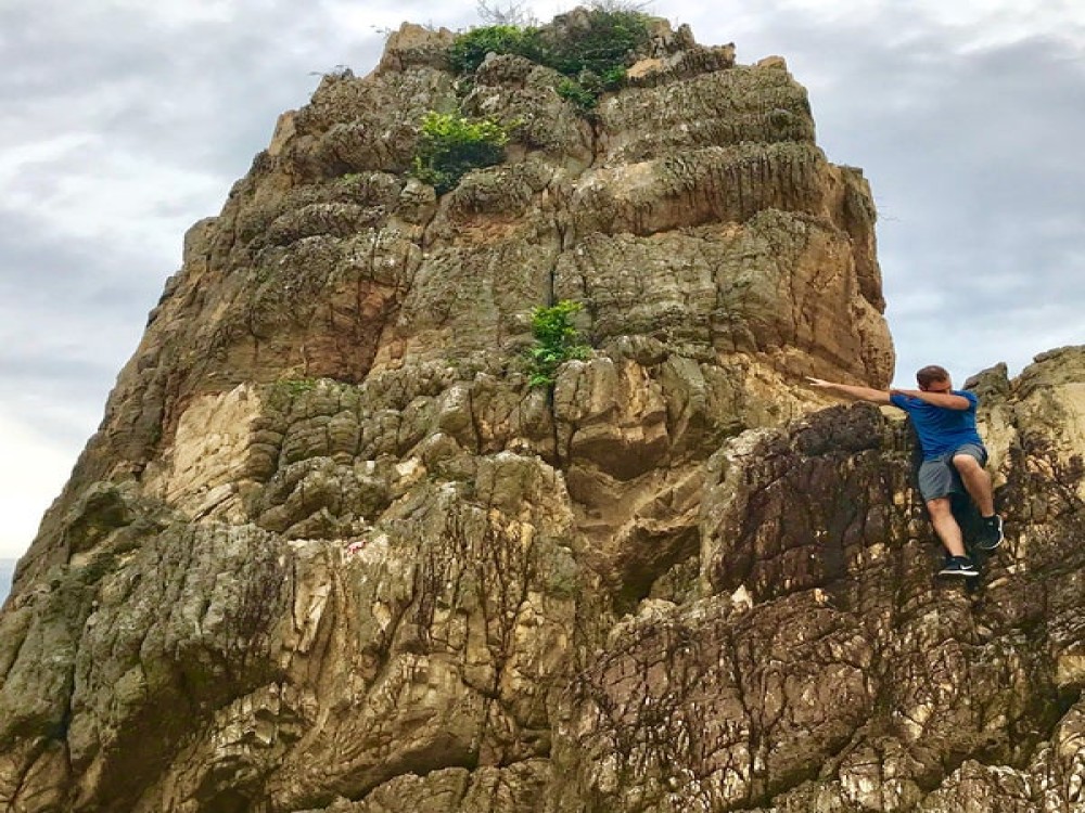 Bai Da Nhay (Jumping rock beach)