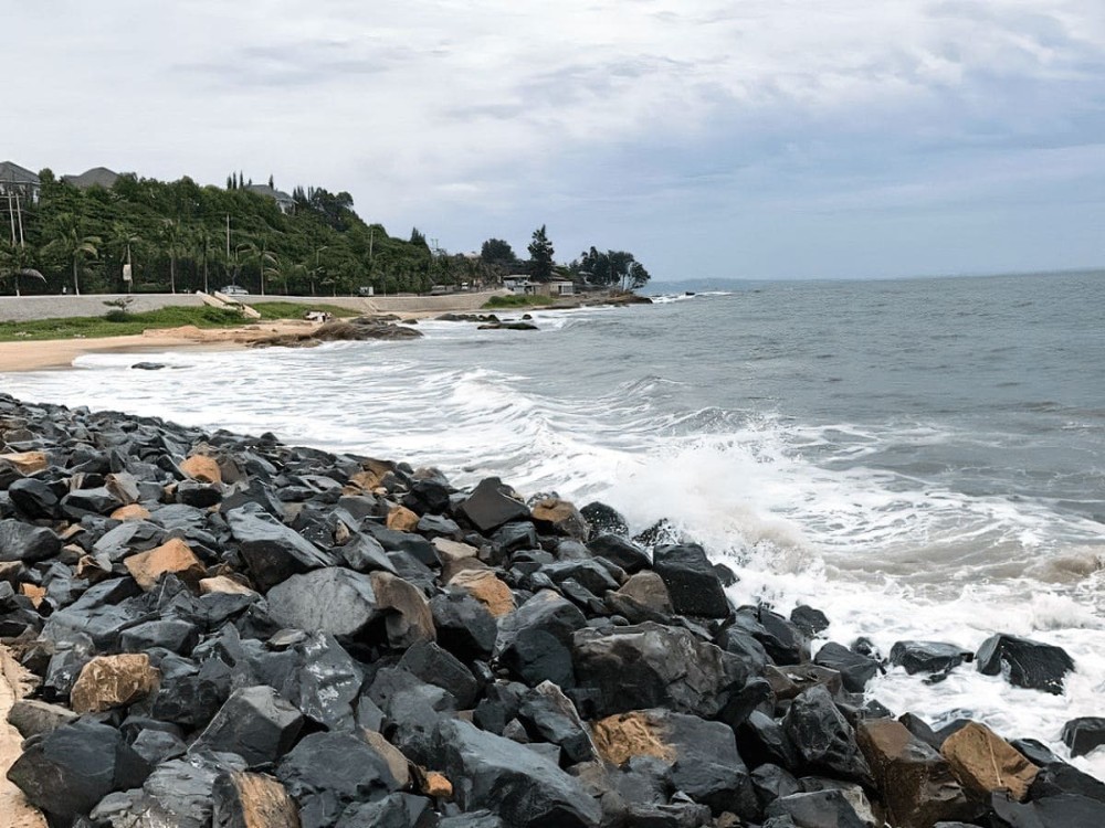 Bai Da Nhay (Jumping rock beach)