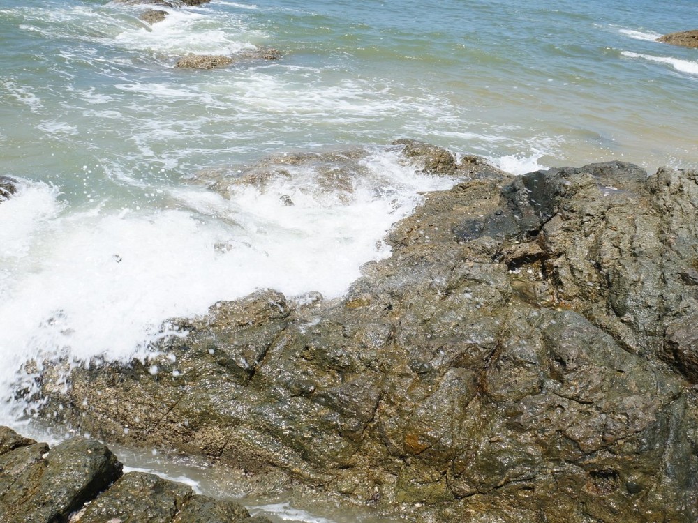 Bai Da Nhay (Jumping rock beach)