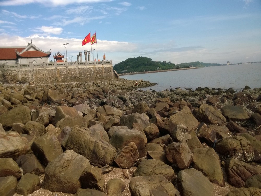 Bai Da Nhay (Jumping rock beach)