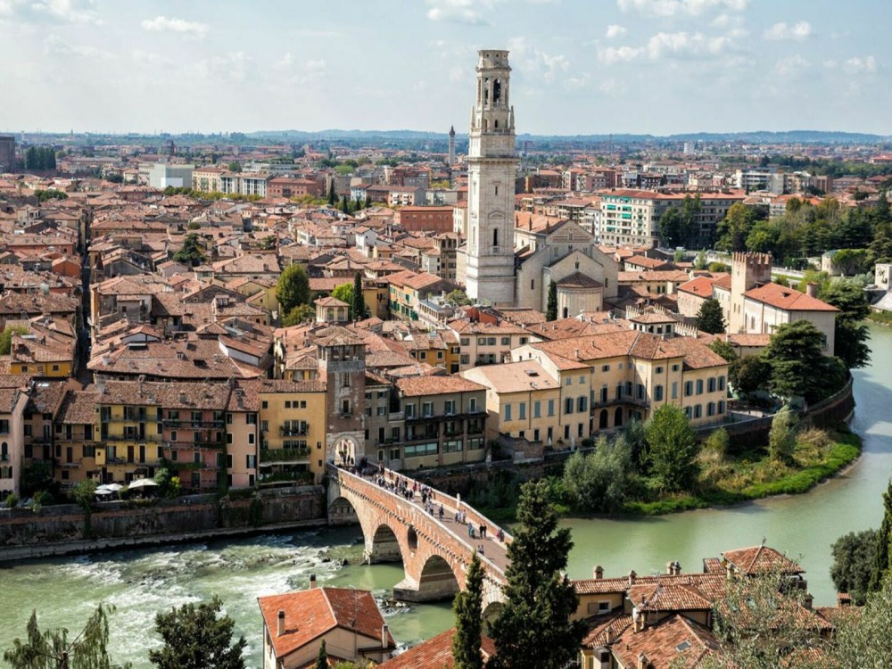 Piazzale Castel San Pietro