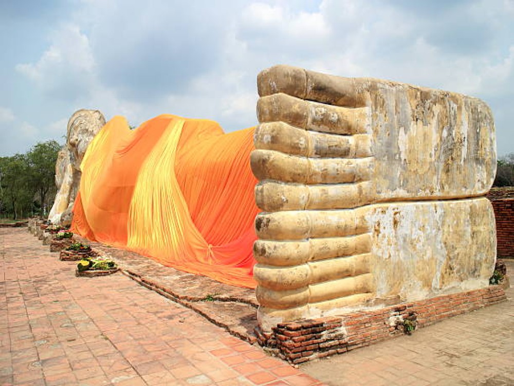 Temple of the Reclining Buddha (Wat Lokayasutharam)