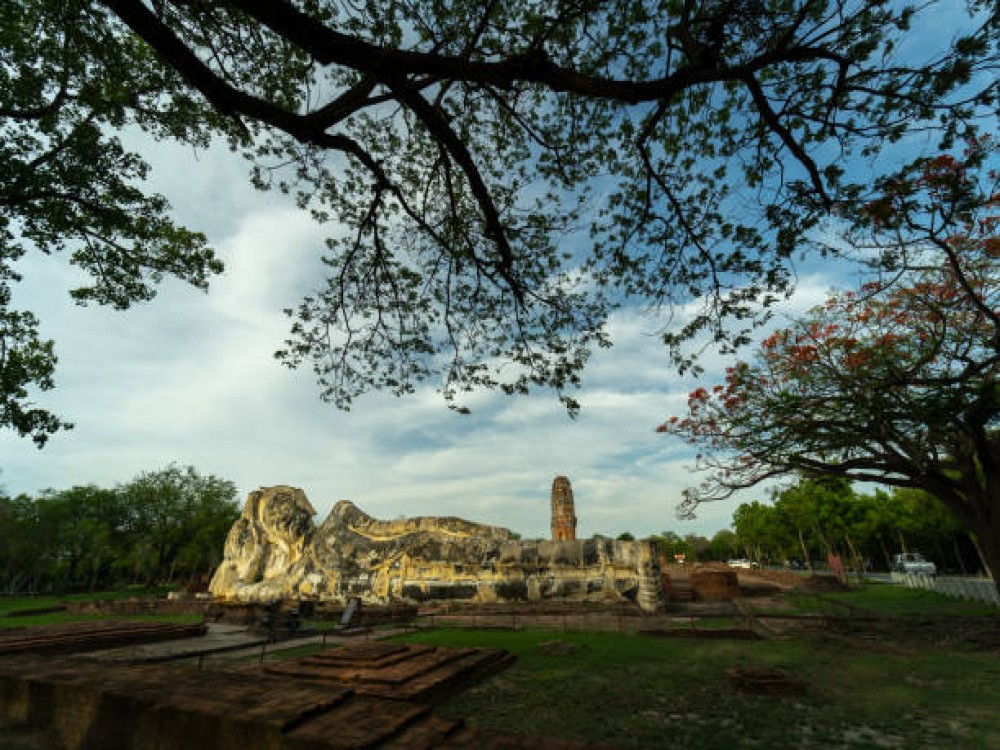 Temple of the Reclining Buddha (Wat Lokayasutharam)