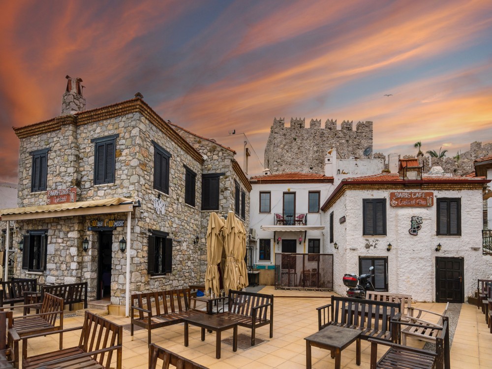 How many people live in Marmaris?
