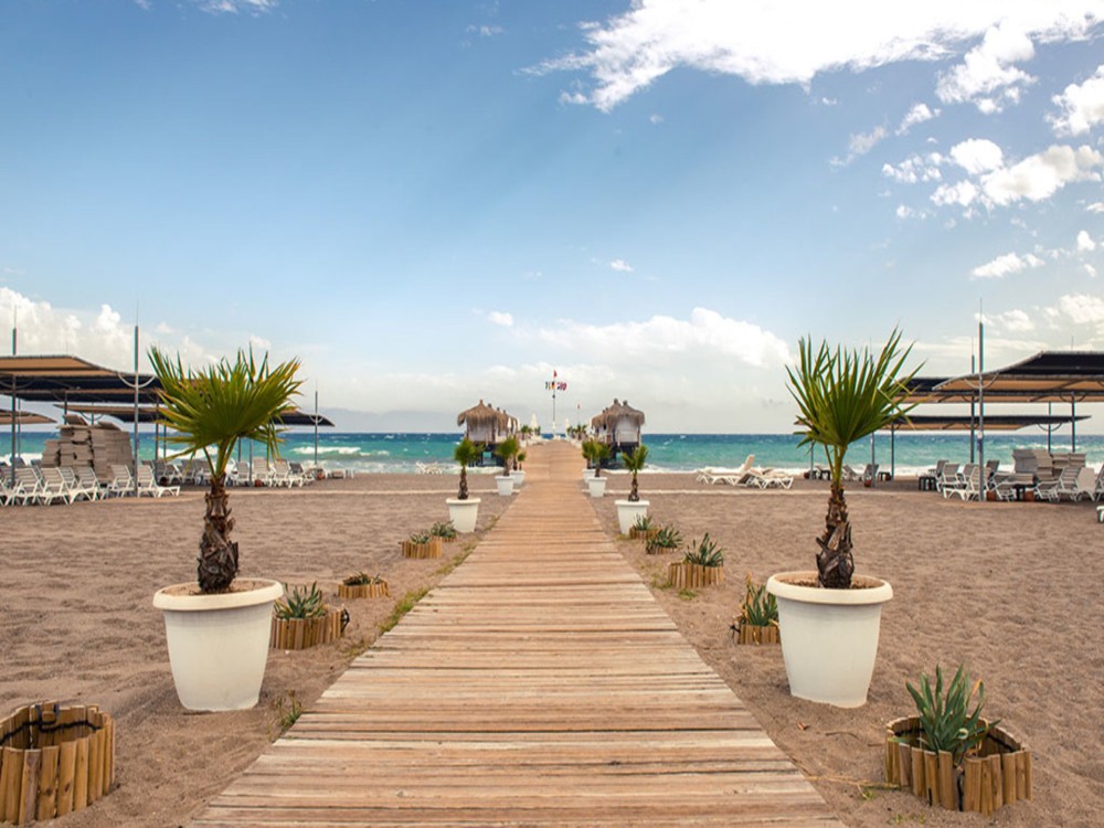 Does Antalya have sandy beaches?<