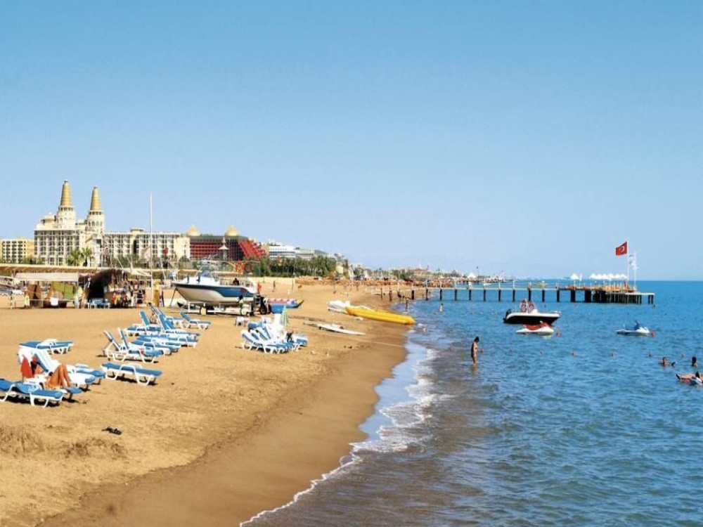 Does Antalya have sandy beaches?