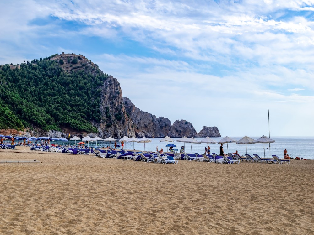 Does Antalya have sandy beaches?