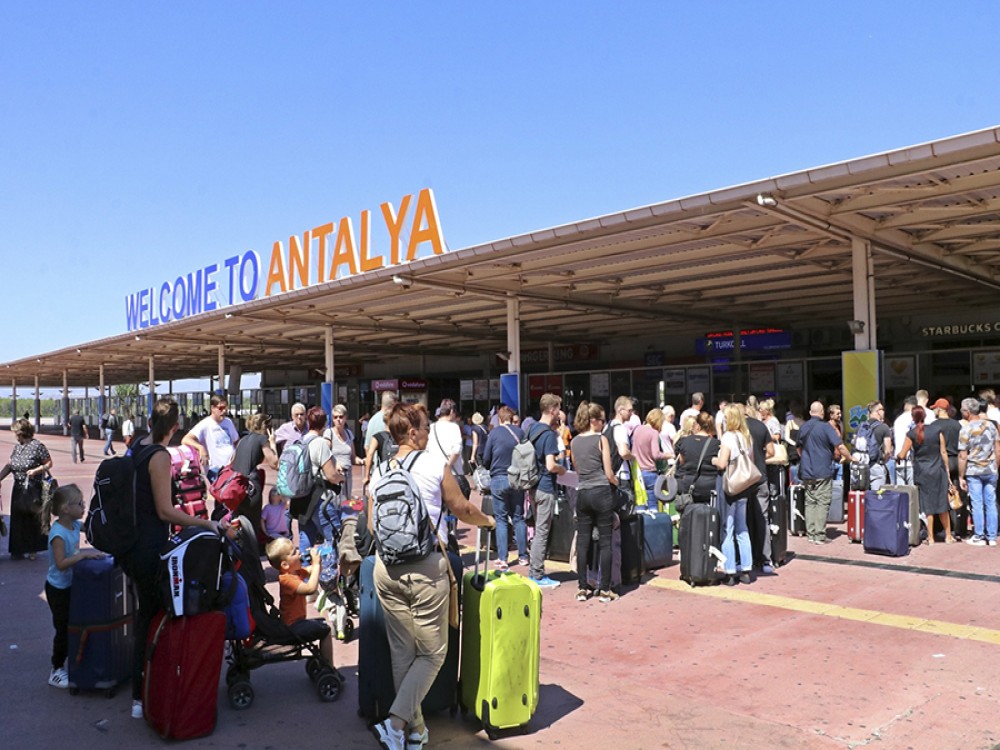 What airport is near Lara Beach?