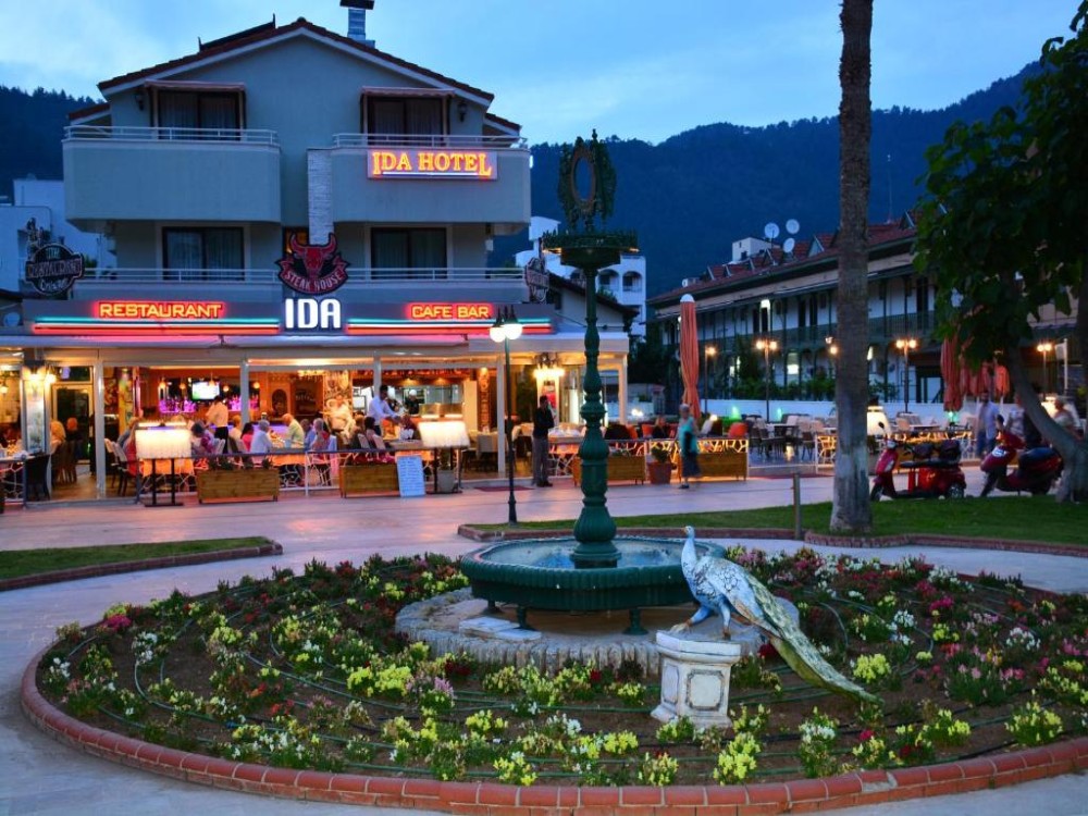 Is Icmeler good for nightlife?