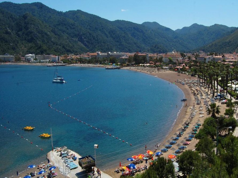 Does Turunc have sandy beaches?