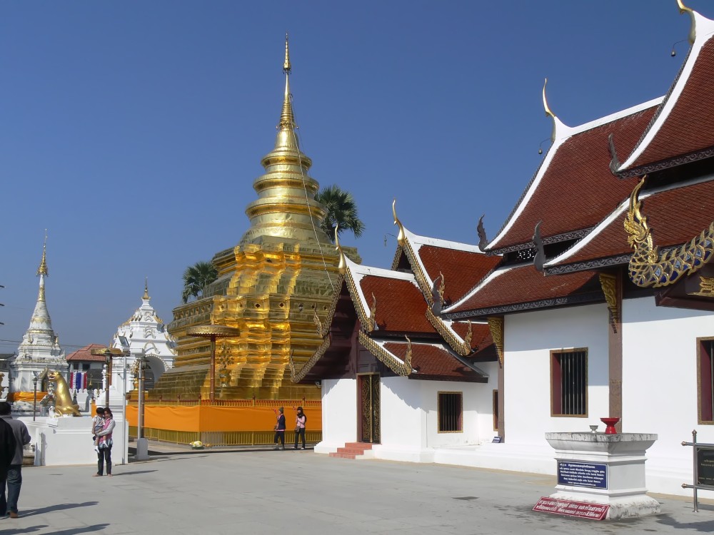 Wat Phra That Doi Chom Thong