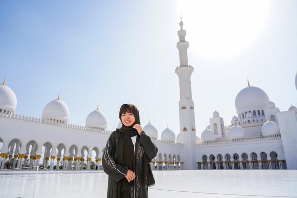 From Dubai: Abu Dhabi Sheikh Zayed Mosque and Qasr Al Watan | ®ExcursionMania