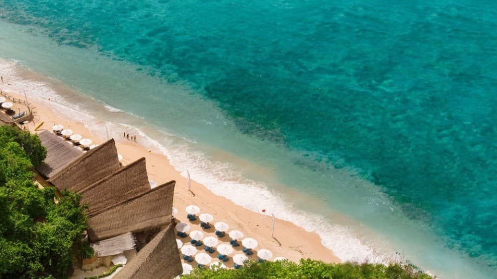 Uluwatu: Beach Club and Cliffside Private Bar Hopping Tour | ®ExcursionMania