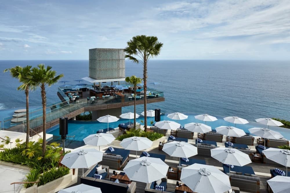 Uluwatu: Beach Club and Cliffside Private Bar Hopping Tour | ®ExcursionMania