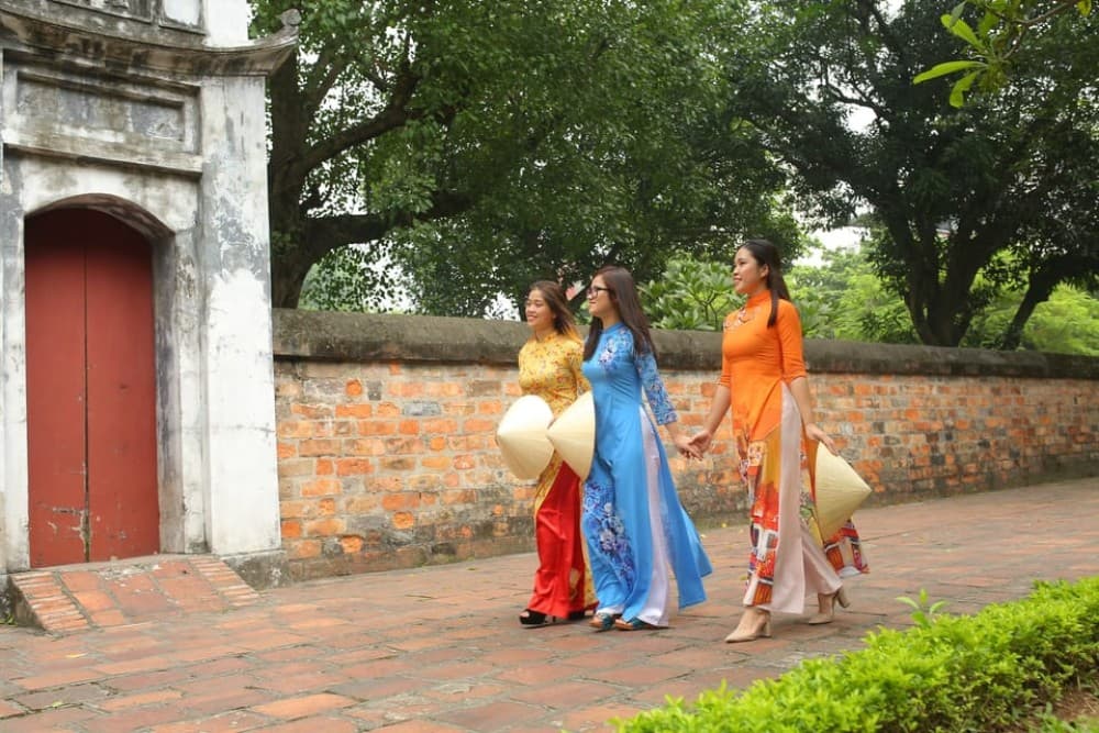 Hanoi: Traditional Ao Dai Dress And Non La Hat Rental | ®ExcursionMania