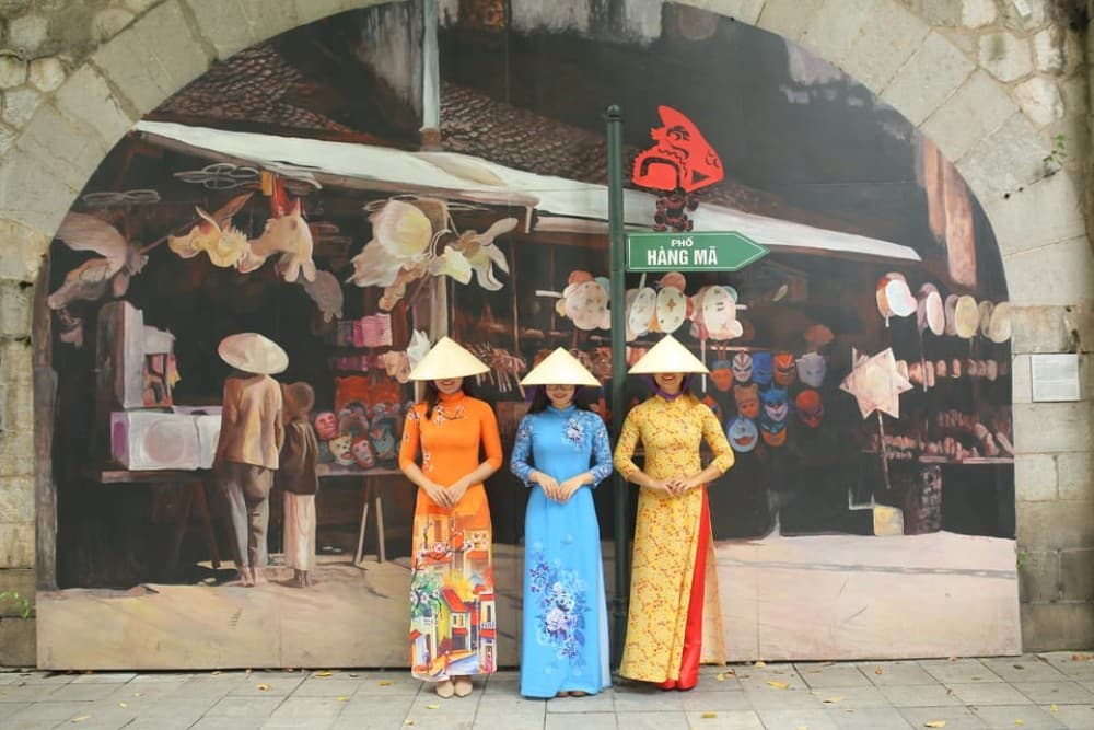 Hanoi: Traditional Ao Dai Dress And Non La Hat Rental | ®ExcursionMania