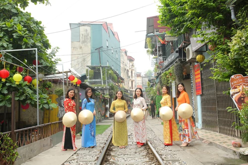 Hanoi: Traditional Ao Dai Dress And Non La Hat Rental | ®ExcursionMania