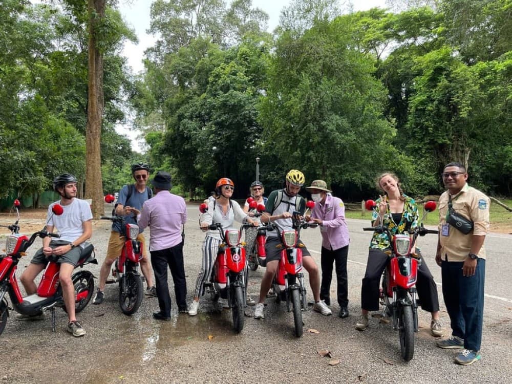 Siem Reap: E-Bike Guided Tour of Angkor Wat with Local Lunch | ®ExcursionMania
