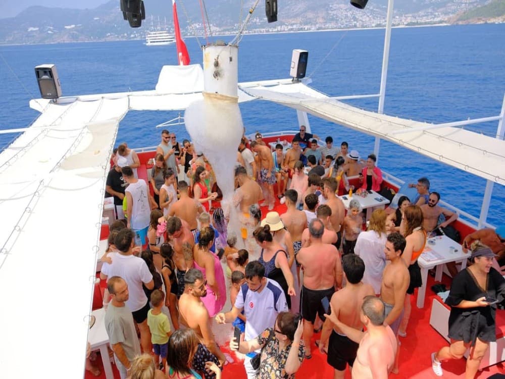 Alanya: Boat Tour with Unlimited Soft Drinks Lunch & Hotel Pickup | ®ExcursionMania