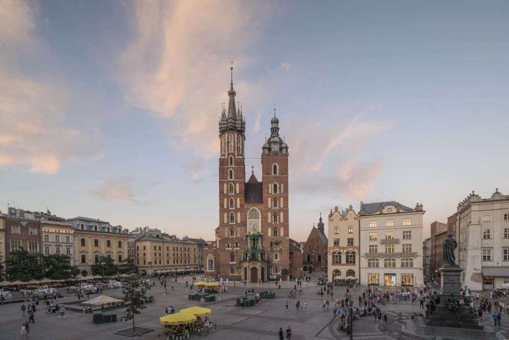 Krakow St Marys Basilica Visiting with Short Guided Walk | ®ExcursionMania