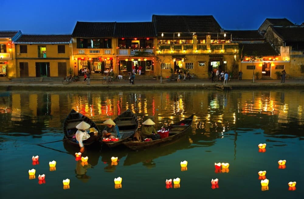 Shuttle Bus Da Nang- Golden Bridge- Hoi An by night- DaNang | ®ExcursionMania