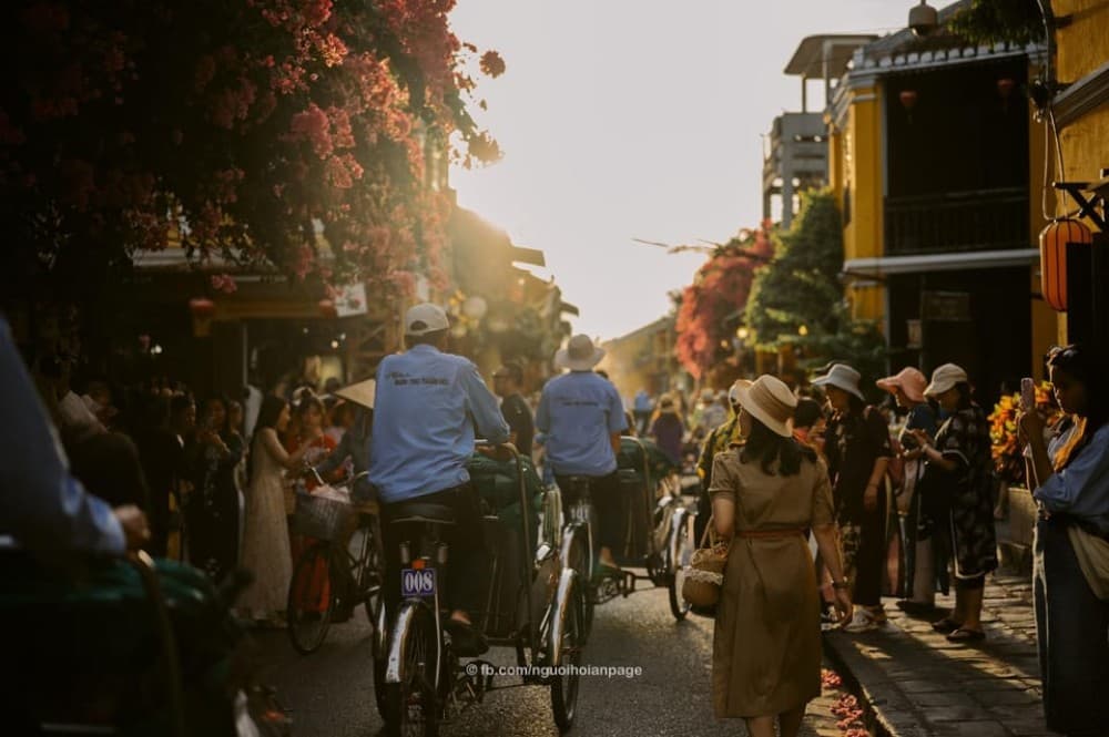 Shuttle Bus Da Nang- Golden Bridge- Hoi An by night- DaNang | ®ExcursionMania