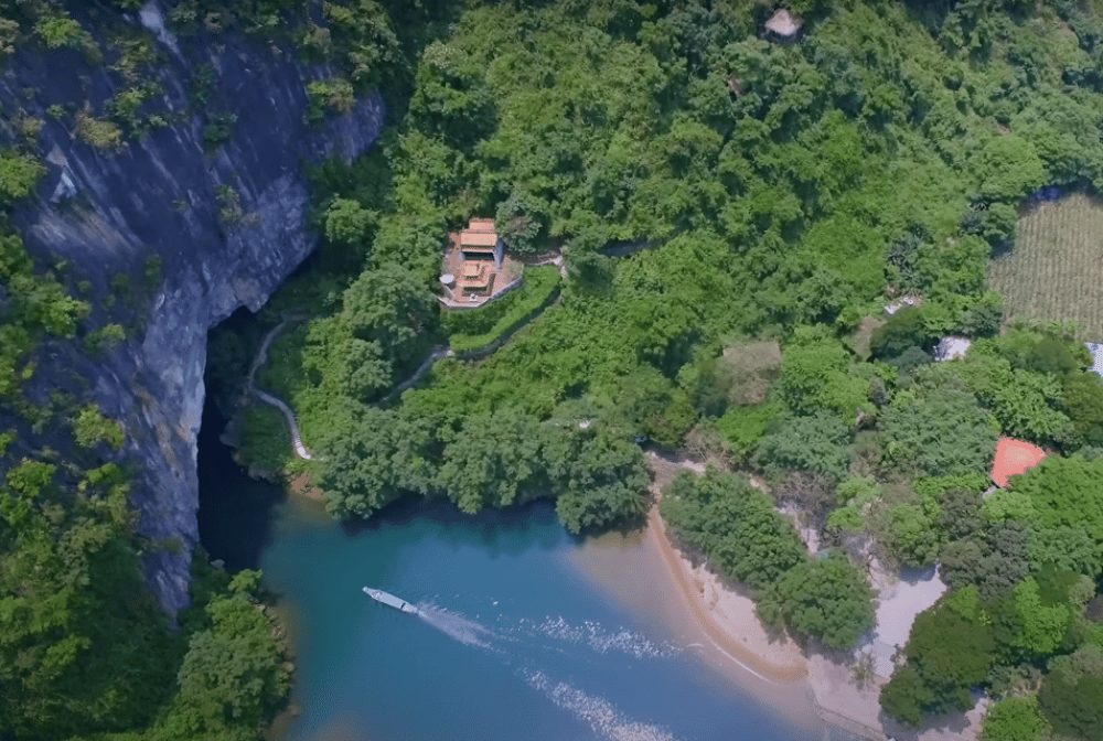 Shuttle Bus: Hue to Phong Nha | ®ExcursionMania