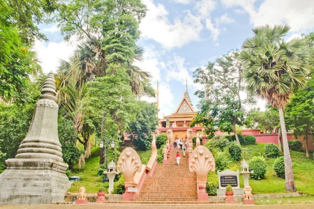 Phnom Penh: 9 Exciting Spots Evening Tuk-Tuk Tour | ®ExcursionMania