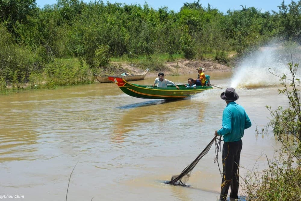 From Siem Reap: Floating Village Tour by Boat | ®ExcursionMania