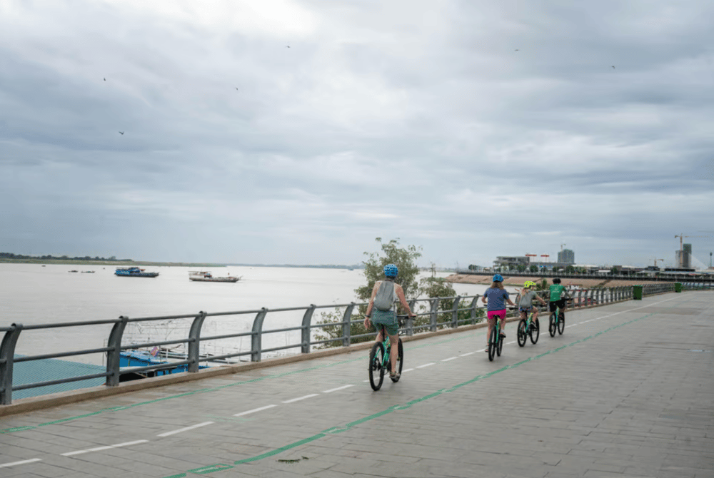 Phnom Penh: Silk Island Sunset Bike Tour include drinks | ®ExcursionMania
