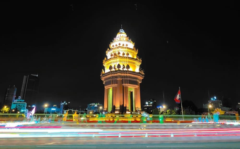 Phnom Penh City Tour & Sunset Boat by Tuk-Tuk with Drinks | ®ExcursionMania
