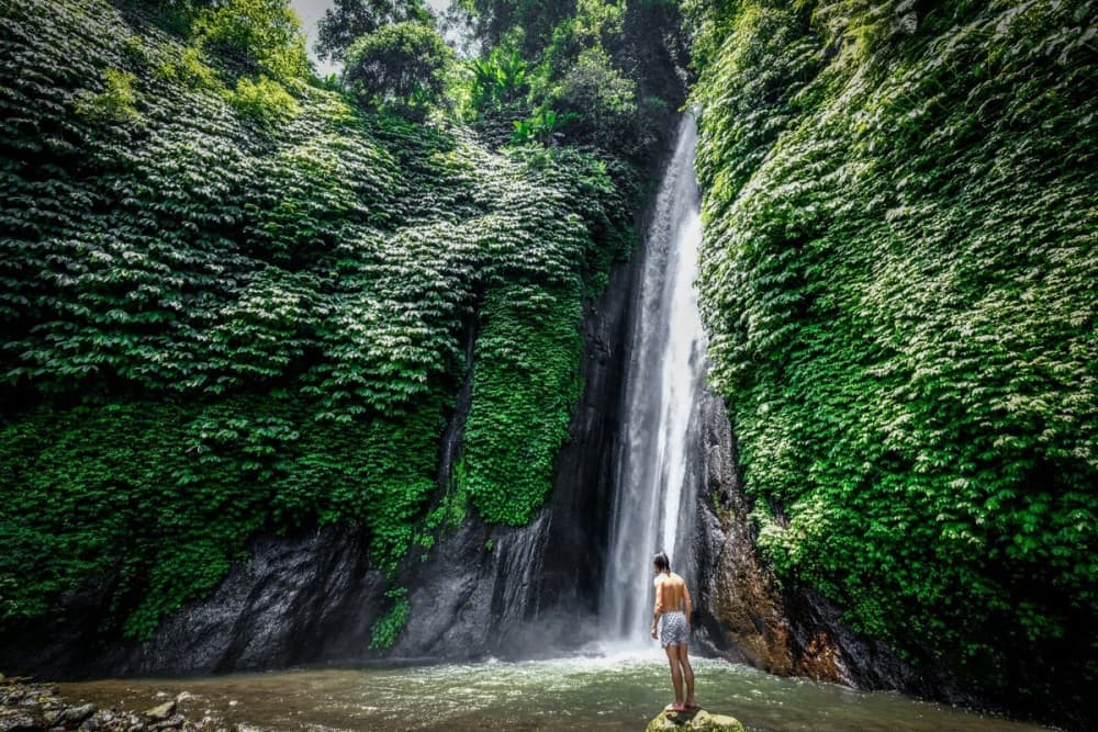 Munduk: Twin Lake Jungle Hike, Ulun Danu Temple, & Waterfall | ®ExcursionMania