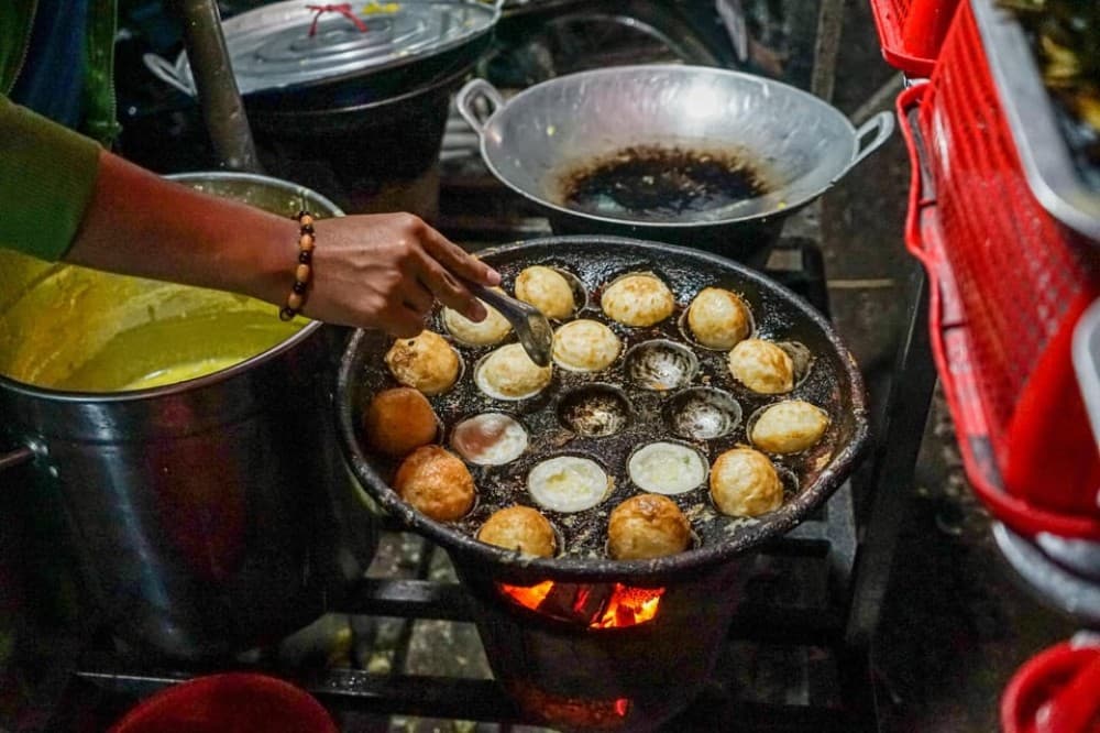 Phnom Penh Night Foodie Vespa Tour | ®ExcursionMania