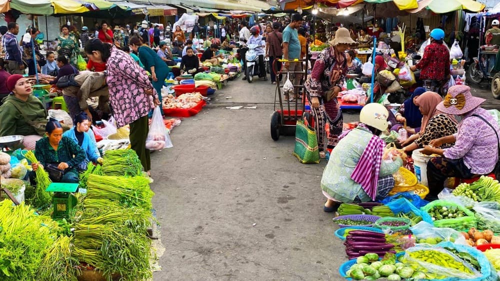 Phnom Penh: Morning Foodie & Market Tour by Vespa | ®ExcursionMania