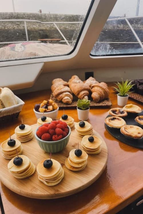 Lisbon: Brunch on Board a Beautifull Catamaran Private | ®ExcursionMania