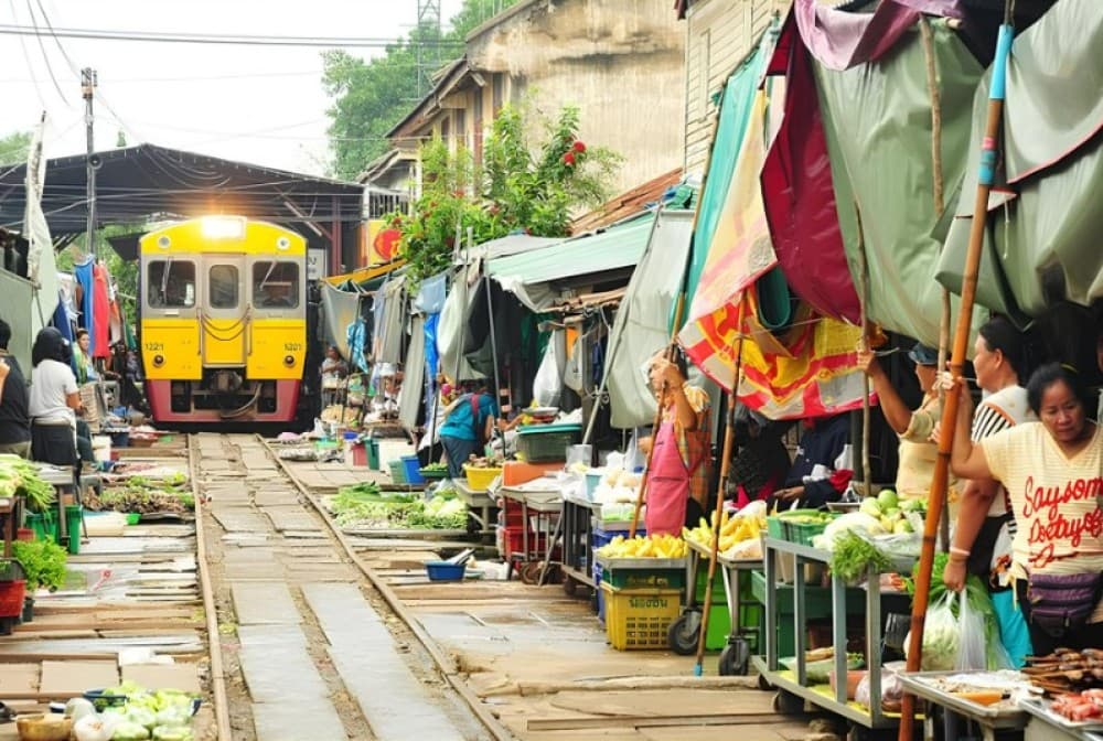 Maeklong Railway Market, Floating Market & Nakhon Pathom City Tour from Bangkok | ®ExcursionMania