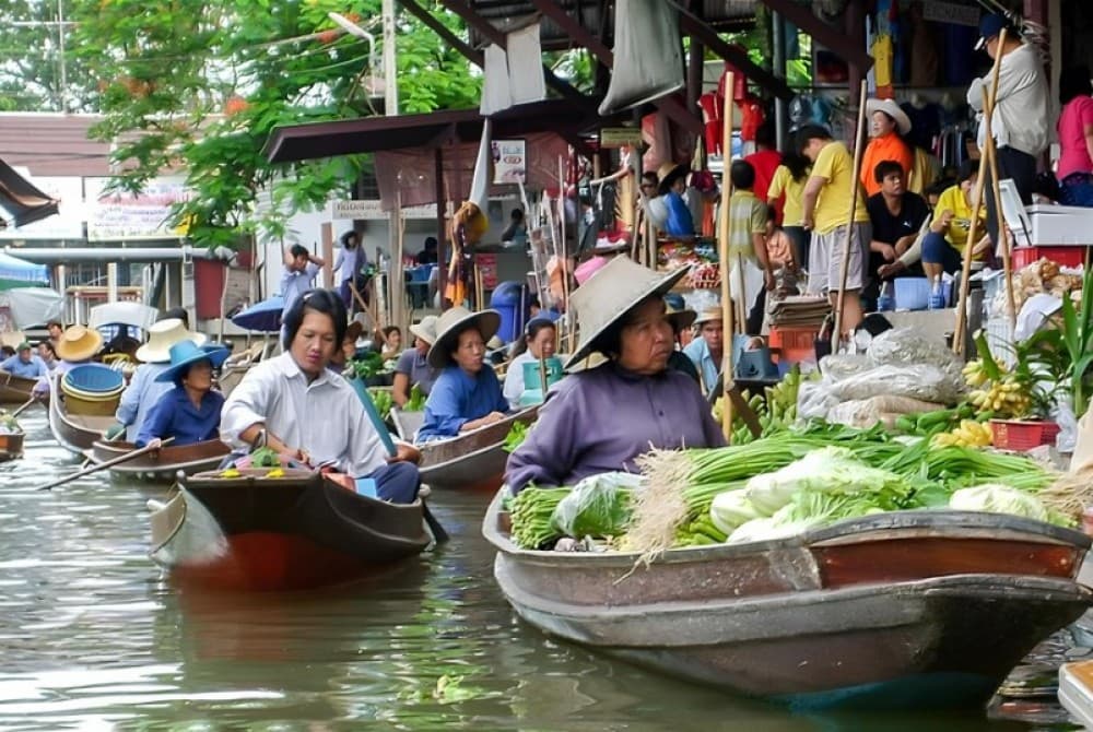 Maeklong Railway Market, Floating Market & Nakhon Pathom City Tour from Bangkok | ®ExcursionMania