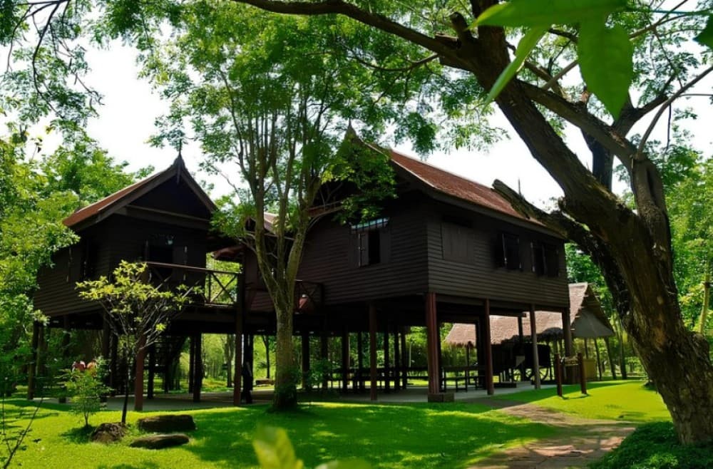 Maeklong Railway Market, Floating Market & Nakhon Pathom City Tour from Bangkok | ®ExcursionMania