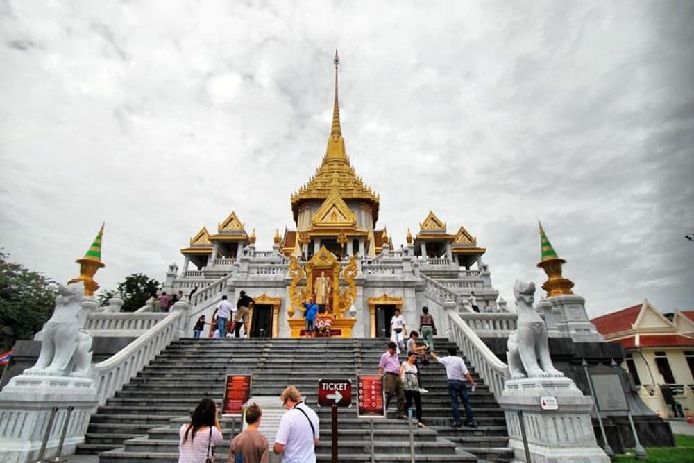 Bangkok Tour By Selfie Expert : FlowerMarket, WatTraimit, WatPho | ®ExcursionMania