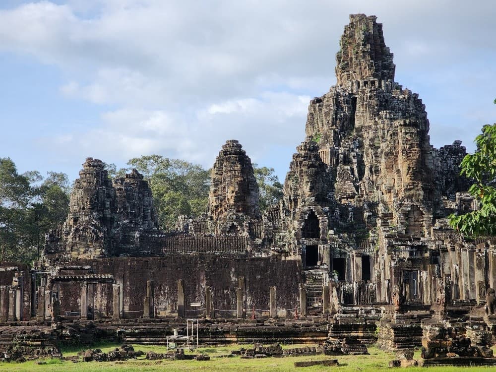 Full-Day Private Guided Angkor Temple & Sunset Tour | ®ExcursionMania