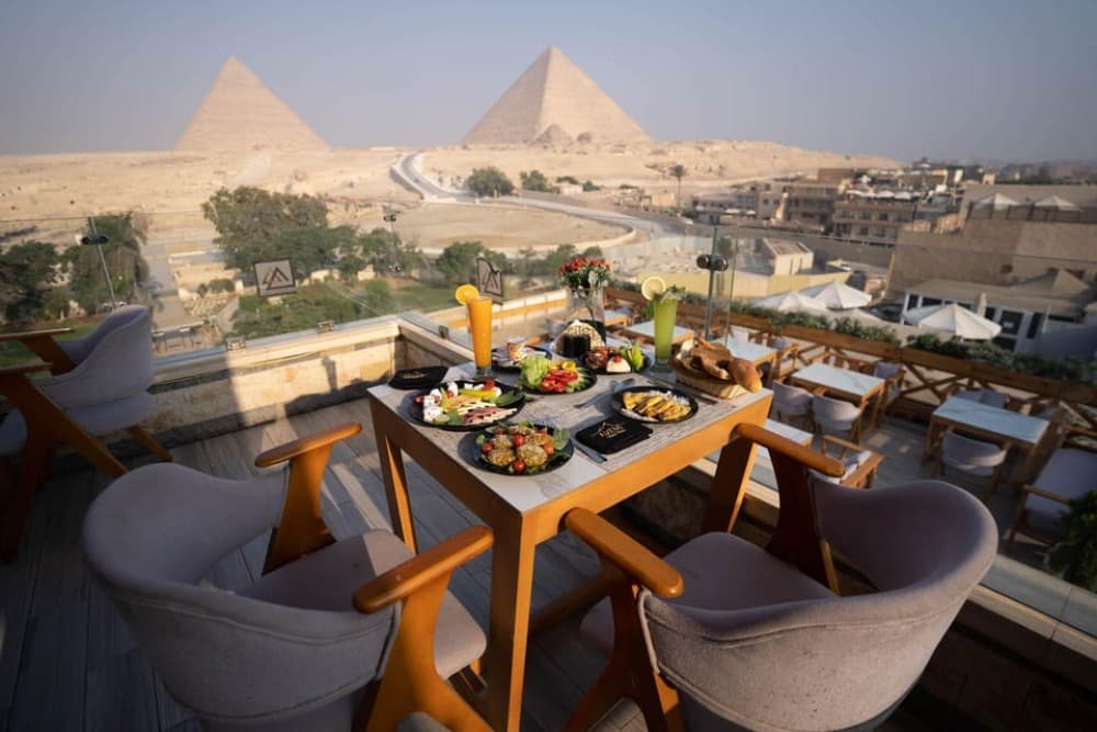 Cairo: Dinner at The Great Pyramid Inn with Hotel Transfers | ®ExcursionMania