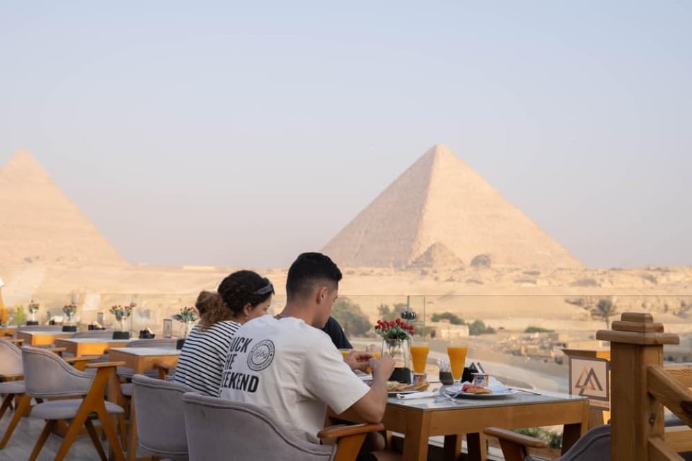 Cairo: Dinner at The Great Pyramid Inn with Hotel Transfers | ®ExcursionMania
