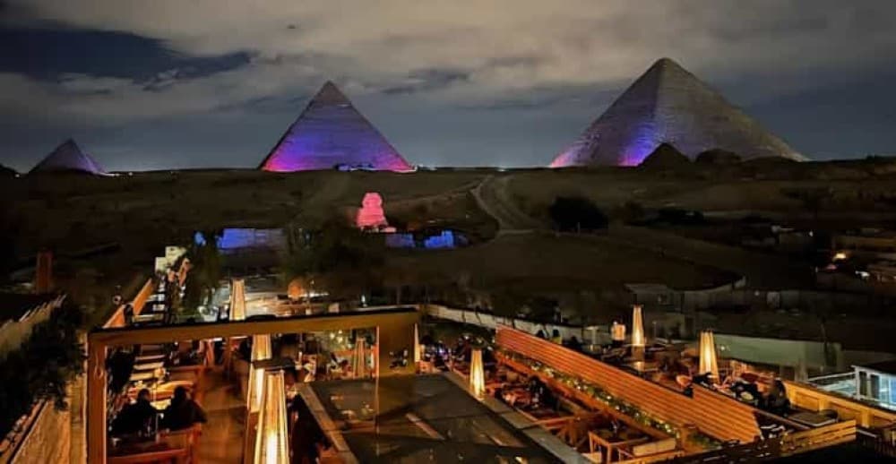 Cairo: Dinner at The Great Pyramid Inn with Hotel Transfers | ®ExcursionMania