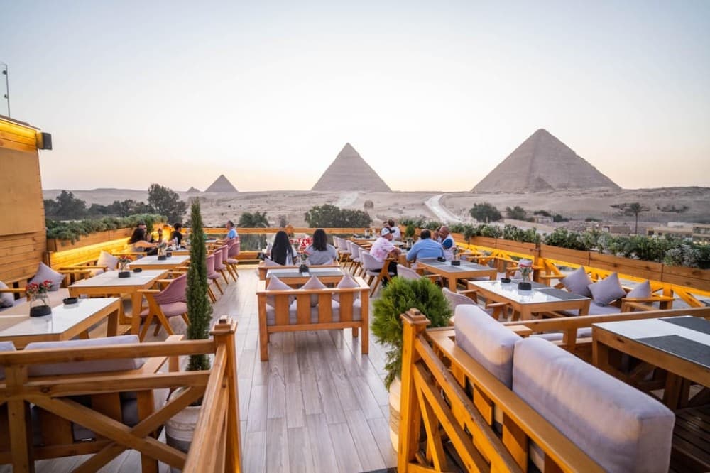 Cairo: Dinner at The Great Pyramid Inn with Hotel Transfers | ®ExcursionMania