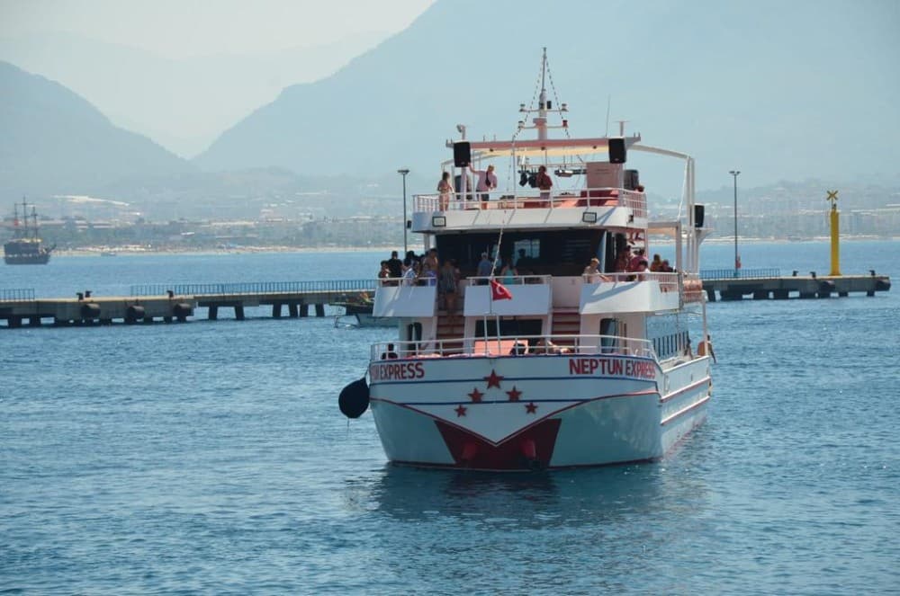 Alanya Comfort Boat Tour with Swim Stops | ®ExcursionMania