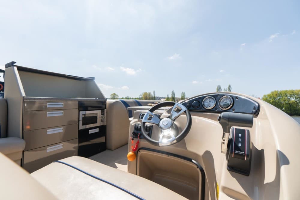 VIP Prague YachtBoat PONTOON Experience: All-You-Can-Drink | ®ExcursionMania