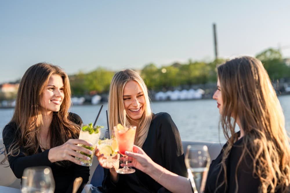 VIP Prague YachtBoat PONTOON Experience: All-You-Can-Drink | ®ExcursionMania