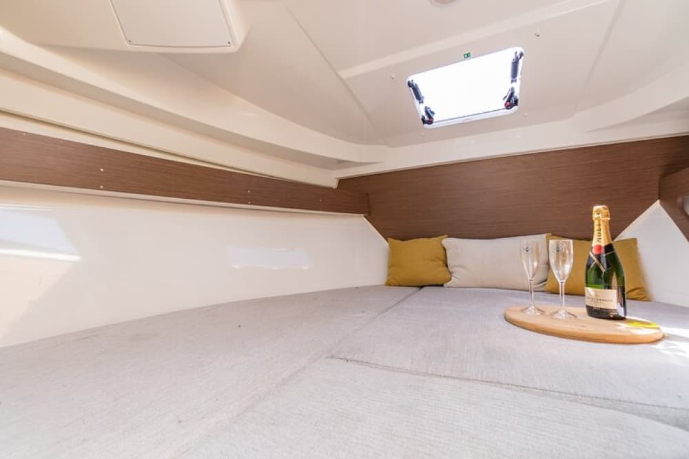 VIP Prague YachtBoat SPEED Experience: All-You-Can-Drink | ®ExcursionMania