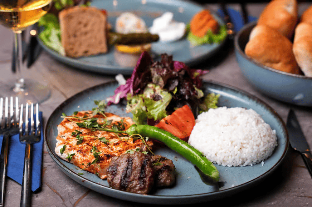 Istanbul: Bosphorus Cruise with Dinner Show | ®ExcursionMania